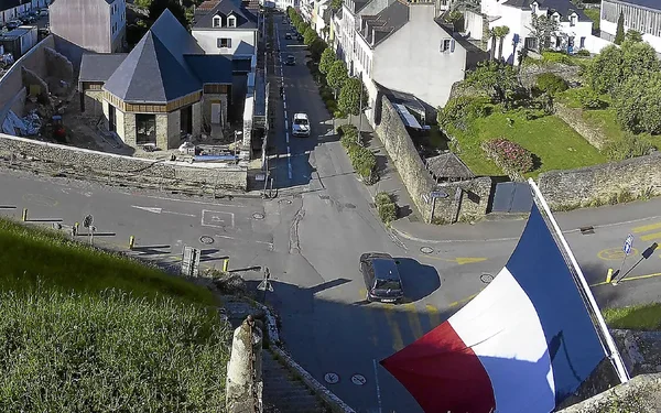 Le drapeau français flotte au-dessus d'un carrefour du Palais, à Belle-Île-en-Mer.