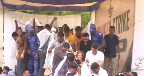 Des manifestants et des policiers sur une scène lors d'une grève de la faim à Jantar Mantar, Delhi.