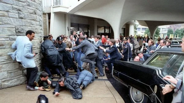 Tentative d'assassinat contre Ronald Reagan : des agents du Secret Service maîtrisent John Hinckley Jr.