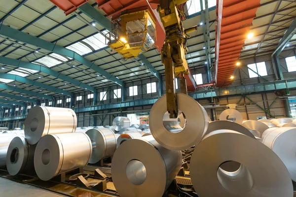 Activités sidérurgiques d'ArcelorMittal en France : stockage et manutention de bobines d'acier.