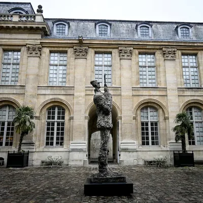 Statue d'Alfred Dreyfus dans la cour d'un bâtiment officiel à Paris.