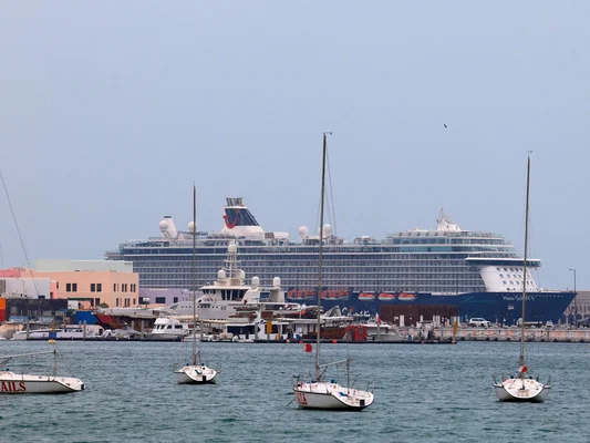 Un immense bateau de croisière amarré à Doha, où des milliers de touristes européens se sentent abandonnés.