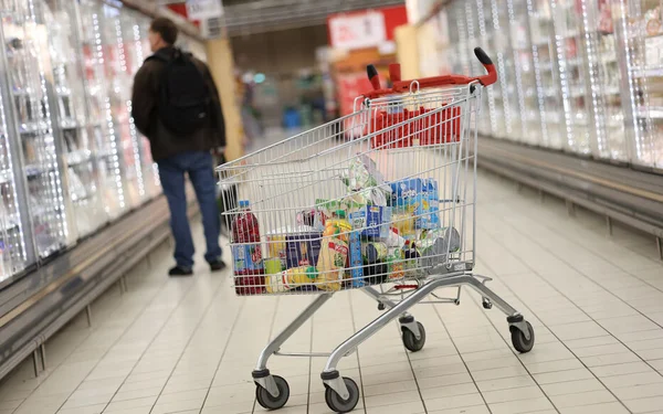 Courses dans un supermarché : l'accès à une alimentation saine au cœur du débat.