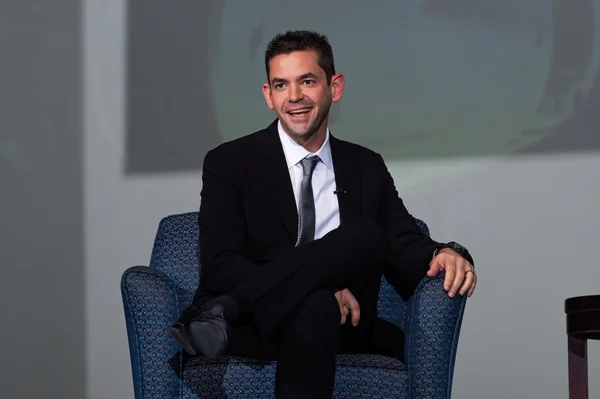 Jared Isaacman, astronaute civil et commandant de la mission Inspiration4, s'adressant aux cadets de l'Académie de l'Air Force américaine.