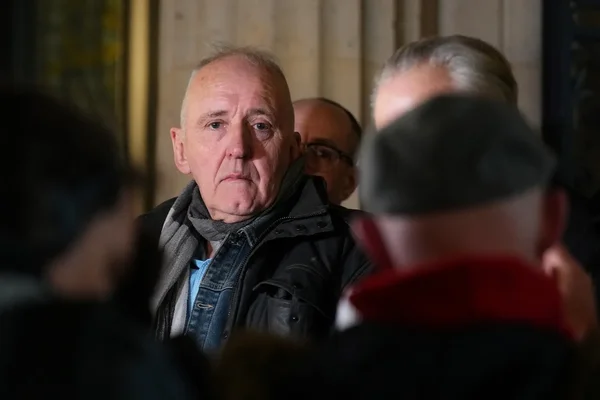 Dany Leprince entouré de personnes lors de son passage à la Cour de révision.