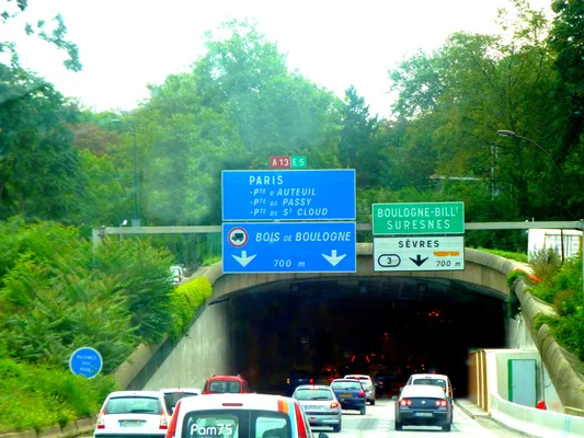 Approche du tunnel de Saint-Cloud sur l'A13, avec panneaux de signalisation indiquant Paris, Boulogne-Billancourt et Sèvres.