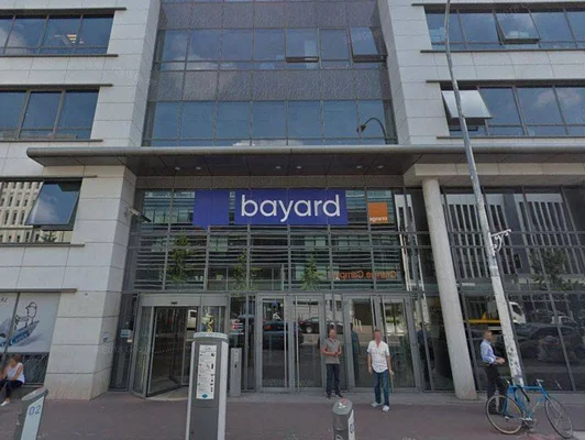 Entrée du siège du groupe Bayard.