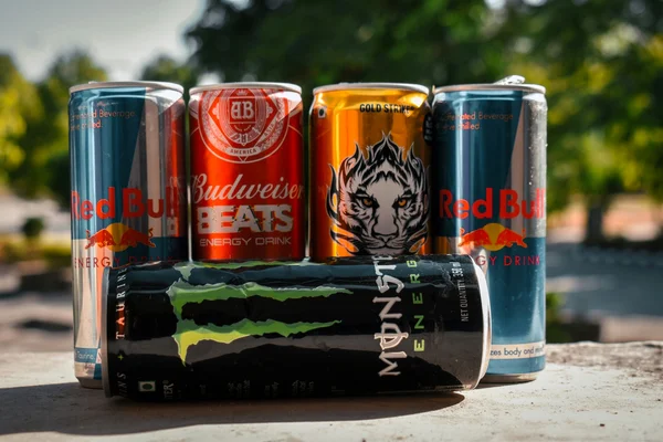 Exemples de boissons énergisantes et de bière, montrant des marques courantes visées par la nouvelle loi.