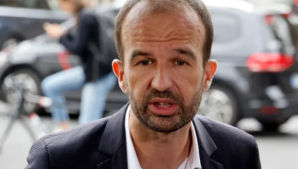 Manuel Bompard, coordinateur de La France Insoumise, s'exprimant en extérieur.
