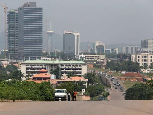 Vue d'Abuja, capitale du Nigeria, où le scandale du faux conseil présidentiel a éclaté.