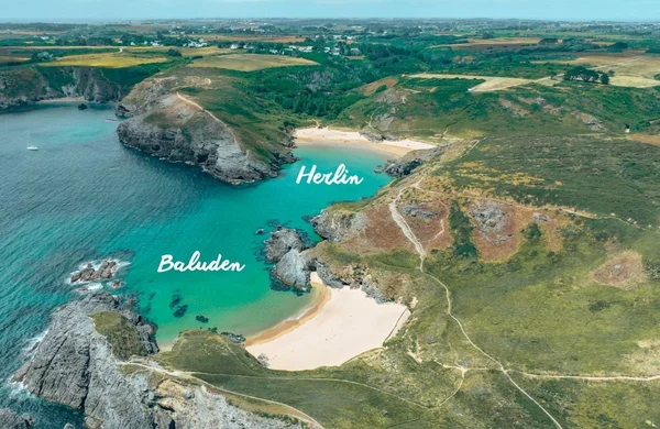 Vue aérienne des plages de Baluden et Herlin à Belle-Île-en-Mer, entourées de falaises verdoyantes.