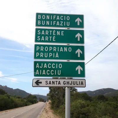 Panneau routier bilingue français et corse sur la RN 198 en Corse