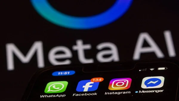 Applications de Meta sur un smartphone, dans le contexte des chatbots à intelligence artificielle de l'entreprise.