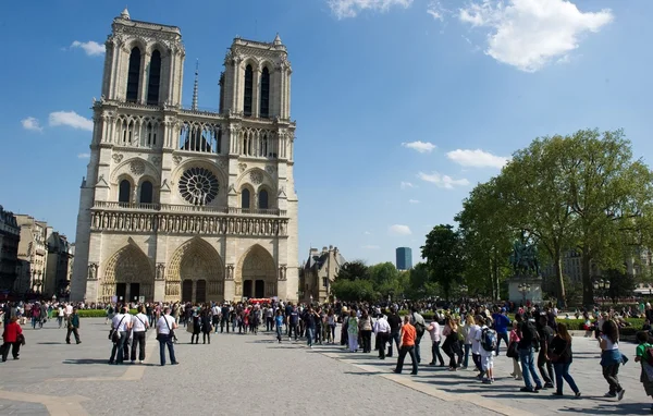La cathédrale Notre-Dame de Paris avec une foule de touristes sur le parvis.