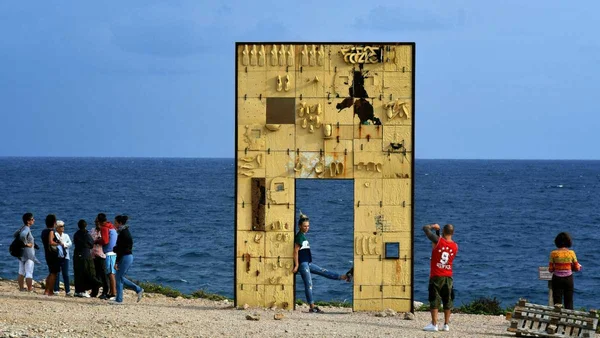 Porte monumentale sur la falaise de Lampedusa.