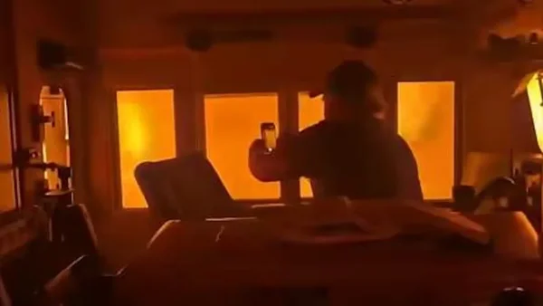 Un automobiliste filme l'incendie qui fait rage dans le Nord-Ouest de l'Ontario.