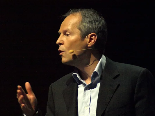 Yves Guillemot, président d'Ubisoft, s'exprimant lors d'une conférence.