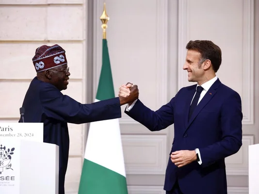 Poignée de main entre responsables français et nigérians lors d'un partenariat renforcé, novembre 2024.
