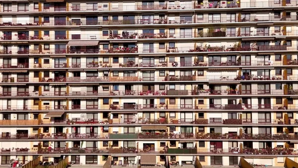 Immeuble résidentiel typique des copropriétés gérées par des syndics.