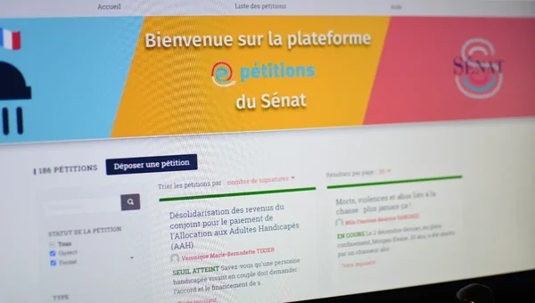 La plateforme de pétitions du Sénat français, où plusieurs pétitions ont dépassé les 100 000 signatures, illustrant le processus de pétitionnement parlementaire.