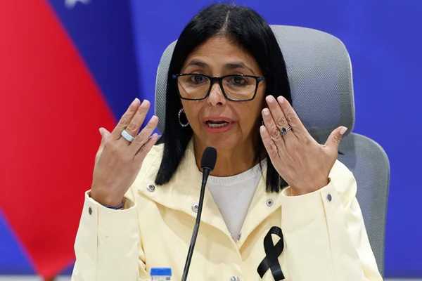 La présidente du Venezuela s'adressant aux médias, avec un ruban noir en signe de deuil après les séismes.
