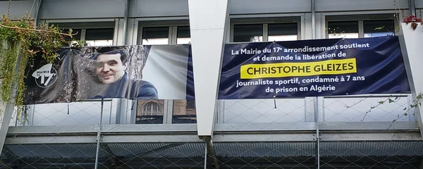 Banderoles de soutien au journaliste Christophe Gleizes, affichées sur un immeuble à Paris.