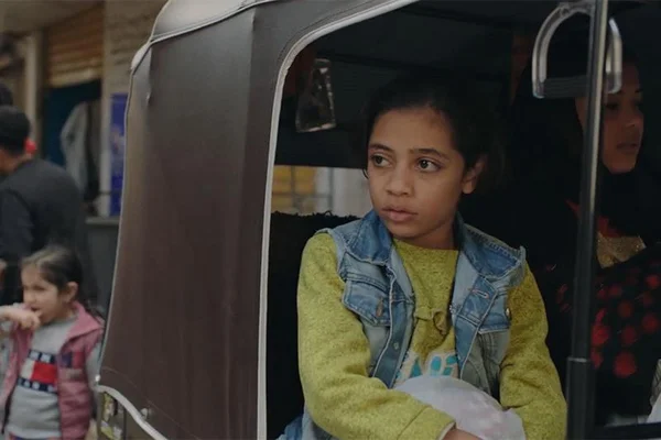 Scène du film « Happy Birthday » montrant une jeune fille dans un véhicule.