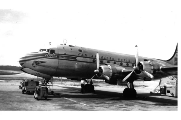 Le Boeing 377 Stratocruiser 'Clipper Endeavor' de Pan Am sur le tarmac, peu avant son crash tragique en 1953