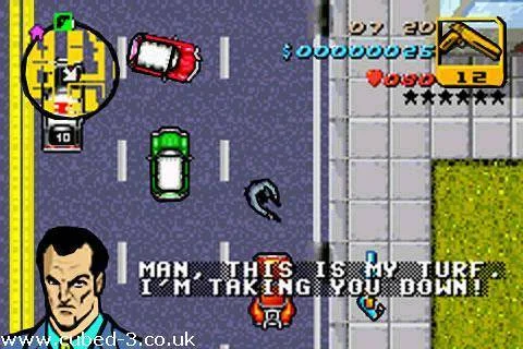 Capture d'écran de Grand Theft Auto Advance sur Game Boy Advance montrant une vue aérienne de la circulation urbaine avec un portrait de personnage et du texte de dialogue en bas de l'écran.