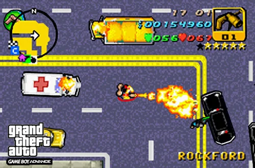 Capture d'écran de gameplay de Grand Theft Auto Advance montrant une vue isométrique d'un personnage tirant sur une voiture noire dans une rue de la ville.