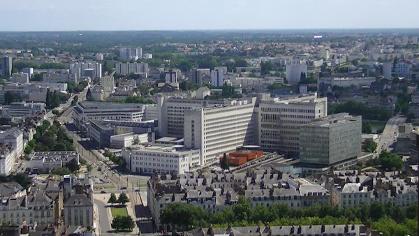 Vue aérienne de l'hôpital de l'Hôtel-Dieu de Nantes, complexe hospitalier moderne entouré d'habitations traditionnelles aux toits d'ardoise, prise depuis la tour Bretagne.