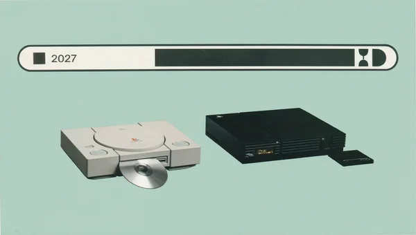 Une PlayStation 1 grise et une PlayStation 2 noire sont posées côte à côte sur un fond vert d’eau, vues en trois quarts. Un CD argenté s’appuie contre la PS1, un petit disque dur est placé à côté de la PS2, et une barre de chargement avec un sablier flotte au-dessus des deux consoles, illustrant les longues attentes de 20 secondes.