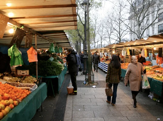 Le marché de la Bastille à Paris, vaste marché alimentaire en plein air qui anime l'est parisien