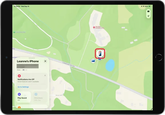 Capture d'écran de l'application Localiser sur tablette montrant une carte avec la localisation d'un iPhone entourée en rouge et le panneau de détail de l'iPhone de Leanne