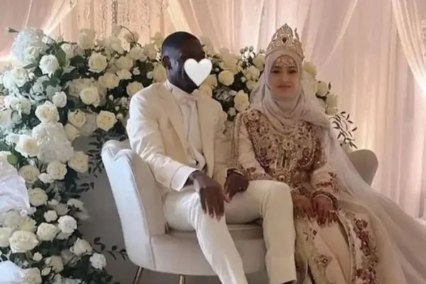Rima Edbouche, épouse du joueur français Ousmane Dembélé, telle que présentée dans l'article de Paris Match