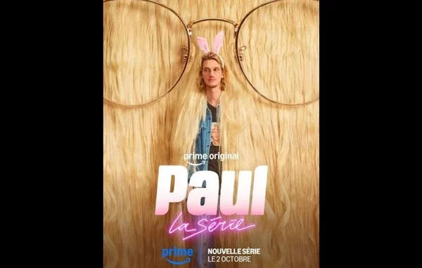 Affiche promotionnelle de la série Paul la Série sur Prime Video, montrant un homme coiffé de oreilles de lapin encadré par deux grandes lunettes sur un fond aux cheveux blonds