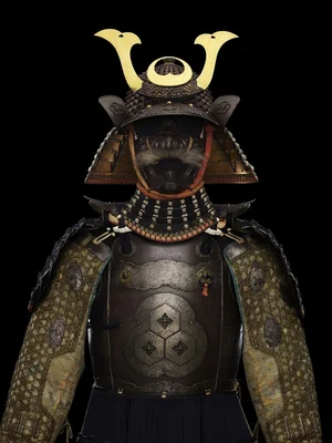 Armure de samouraï japonaise (gusoku) exposée sur fond noir, avec un casque kabuto à crête dorée, un masque menpo à moustache et un cuirassé de fer sombre