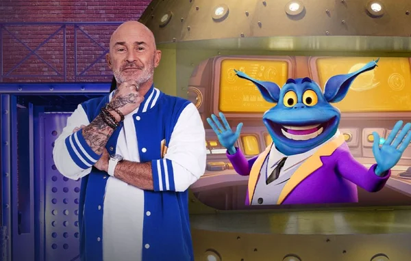Image composite présentant à gauche Vincent Lagaf', crâne rasé et barbu, en veste universitaire bleue et blanche, et à droite Bill, le personnage extraterrestre bleu en costume violet du jeu « Bigdil ».