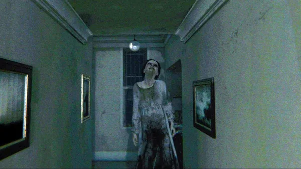Capture d'écran de P.T. : un personnage féminin en robe déchirée, la tête renversée en arrière, se tient dans un couloir sombre et faiblement éclairé du jeu d'horreur.
