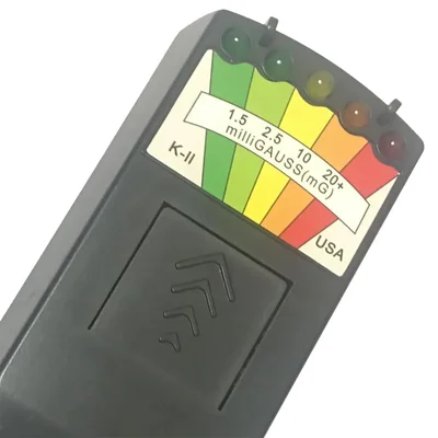 Détecteur de champ électromagnétique K-II (K2) présenté en diagonale, muni d'une bande de voyants LED et d'une échelle graduée de 1,5 à 20+ milliGauss, colorée du vert au rouge, avec l'inscription "K-II USA"