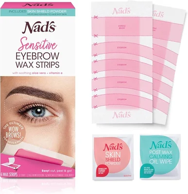 Kit de cire à sourcils Nad's pour épilation du visage : 6 bandes d'épilation, 6 lingettes à l'huile apaisante et 2g de poudre protectrice, présentés sur fond blanc dans un collage promotionnel.